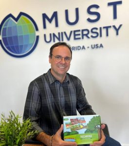 Leia mais sobre o artigo MUST University apoia obra literária de administrador e poeta tocantinense