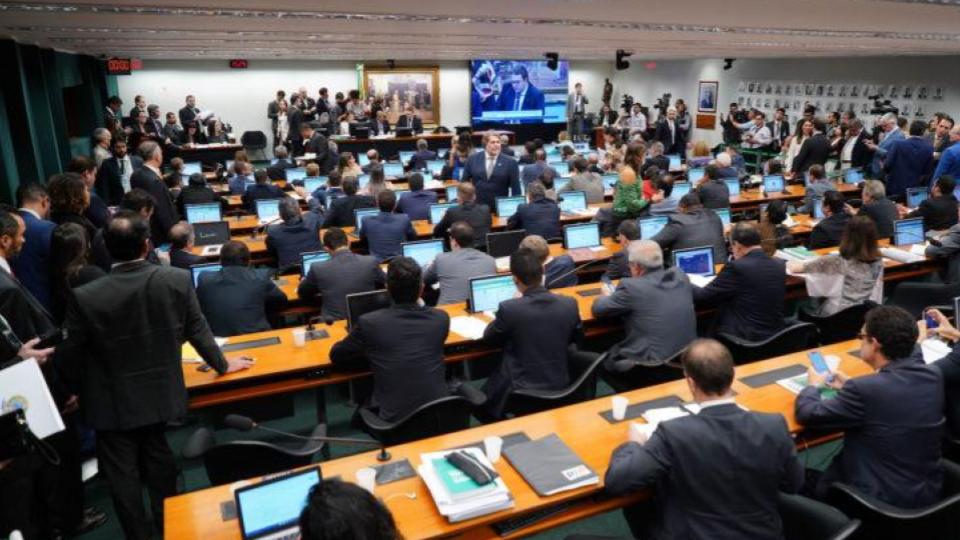 No momento, você está visualizando Deputados podem obrigar empresas a informar faixa salarial em oferta de vagas